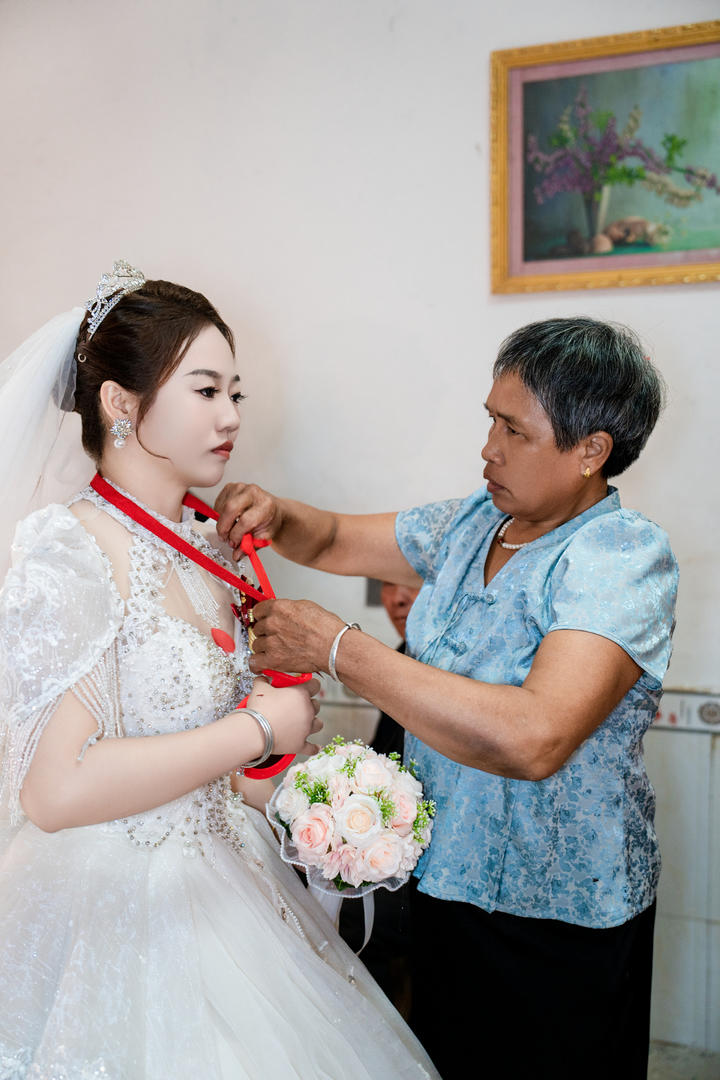 母亲替女儿求姻缘