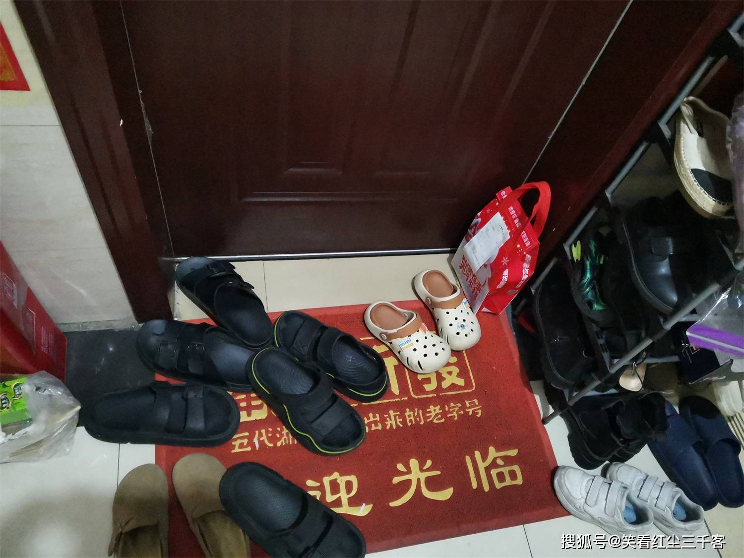 怎么破邻居门口放鞋子